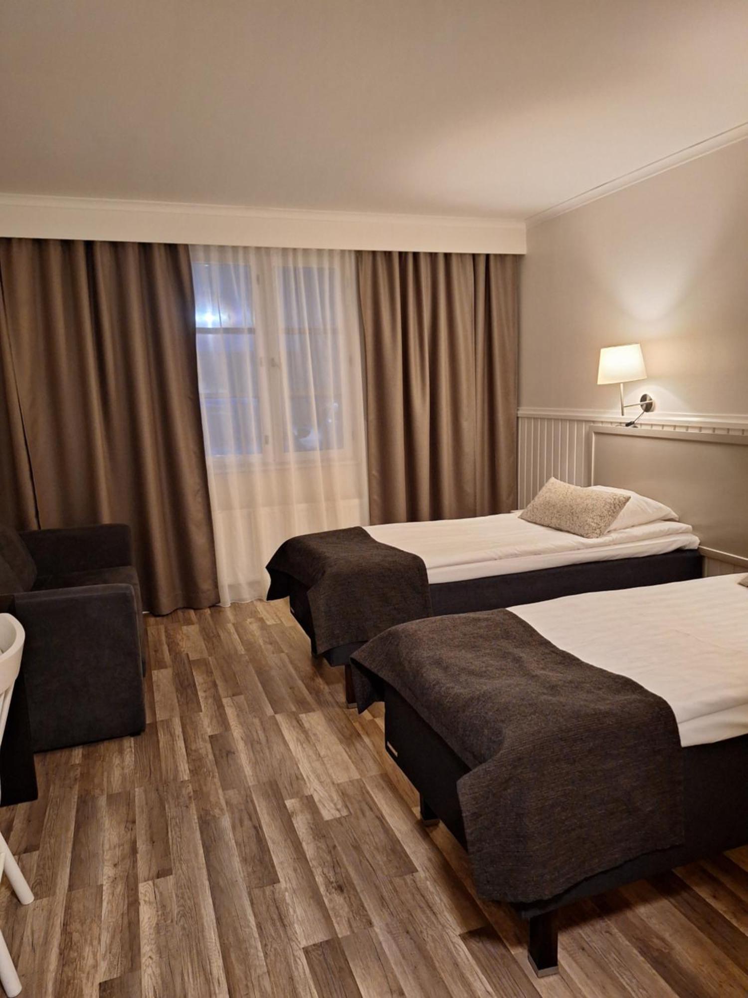 Juthbacka Hotell Uusikaarlepyy Esterno foto